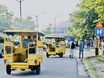 Triciclos eléctricos en La Habana