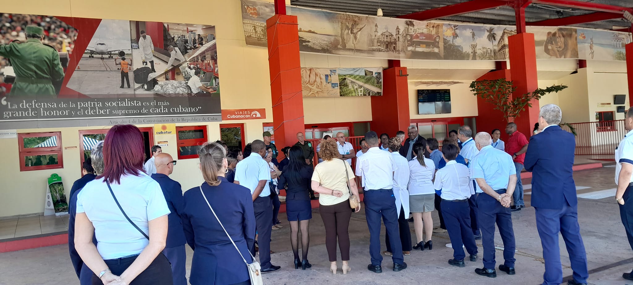 Intercambia Esteban Lazo Hernández, Presidente de la Asamblea Nacional del Poder Popular con trabajadores del Aeropuerto Internacional Juan Gualberto Gómez Ferrer de Varadero.