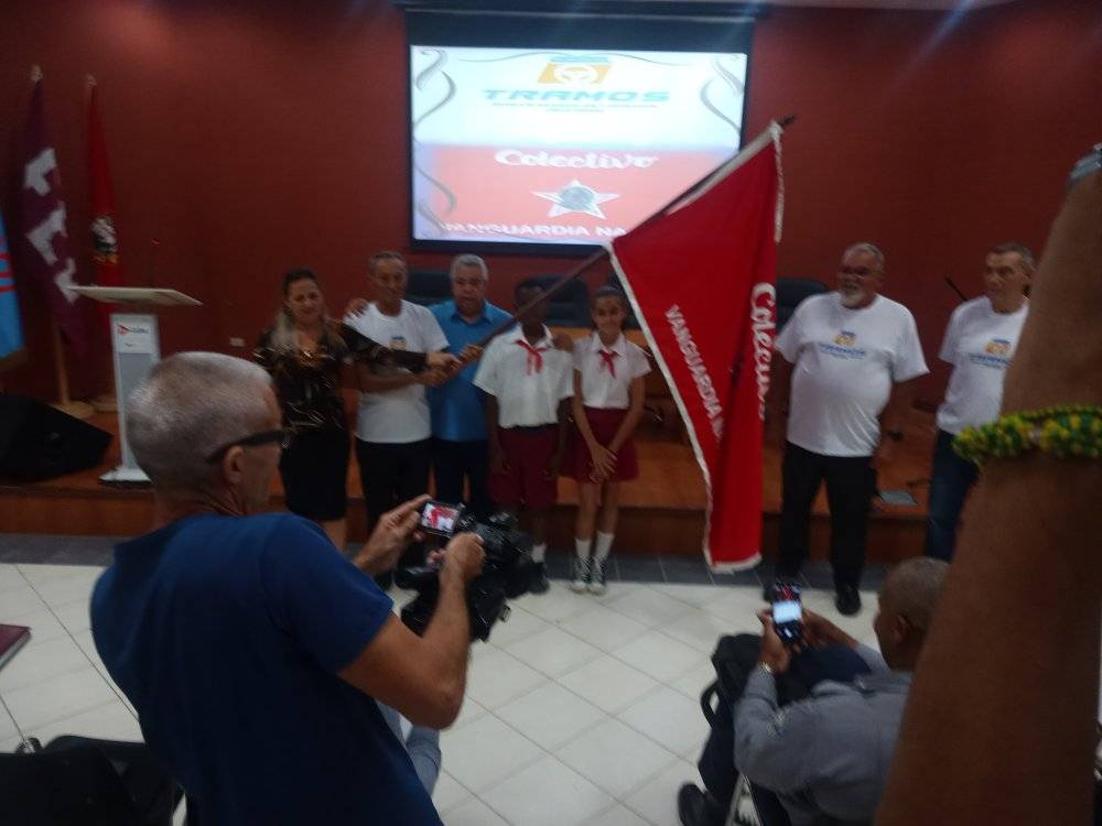 Entregan condición de Vanguardia Nacional a la UEB Escuela de Educación Vial y Conducción de la Habana.