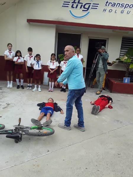 "Una Bata Blanca en Medio del Tráfico: el Médico que Lucha Contra los Accidentes"