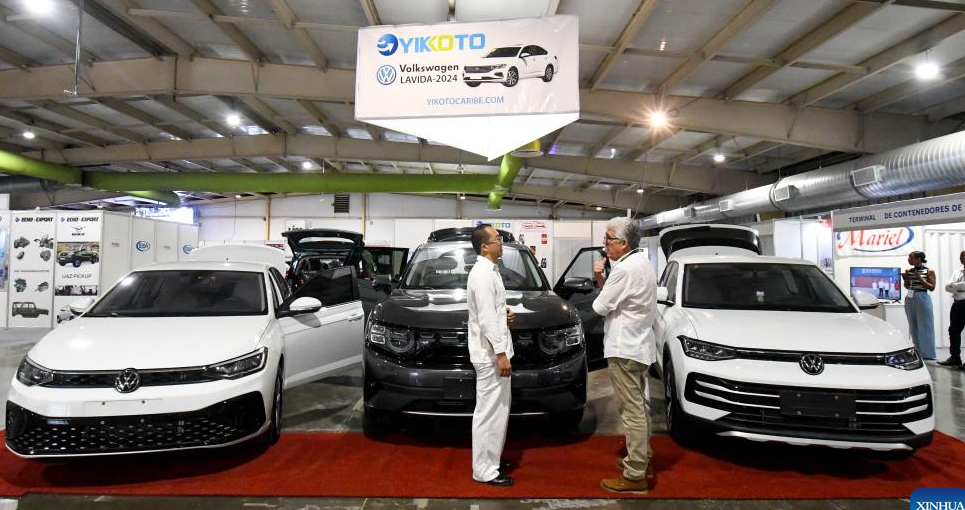 Imagen del 1 de abril de 2025 del expositor de la empresa china Yikoto, Huo Qi (i), conversando con un periodista en la III Feria Internacional de Transporte y Logística (FITL 2025) en el recinto ferial de Pabexpo, en La Habana, capital de Cuba. Cuba mantuvo la apuesta por China en la intención gubernamental de recuperar el deteriorado sistema de transporte público, se conoció el martes durante la inauguración en La Habana de la III FITL 2025