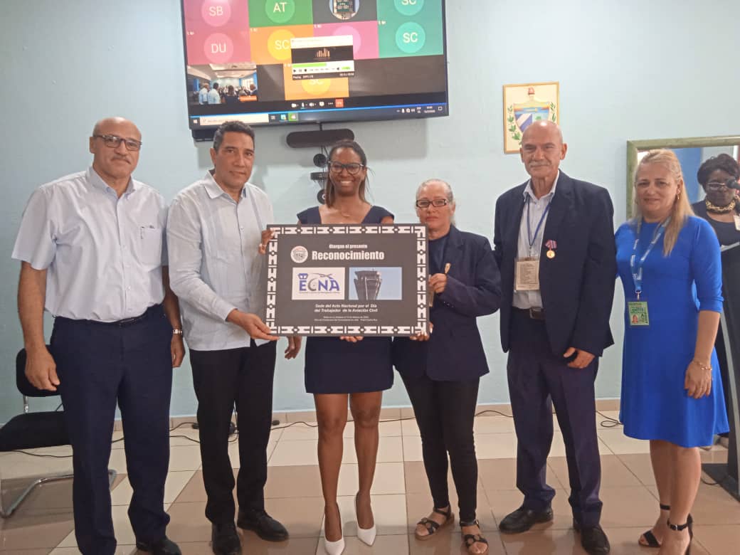 En la actividad fueron galardonadas además varias empresas de la #AviaciónCubana 