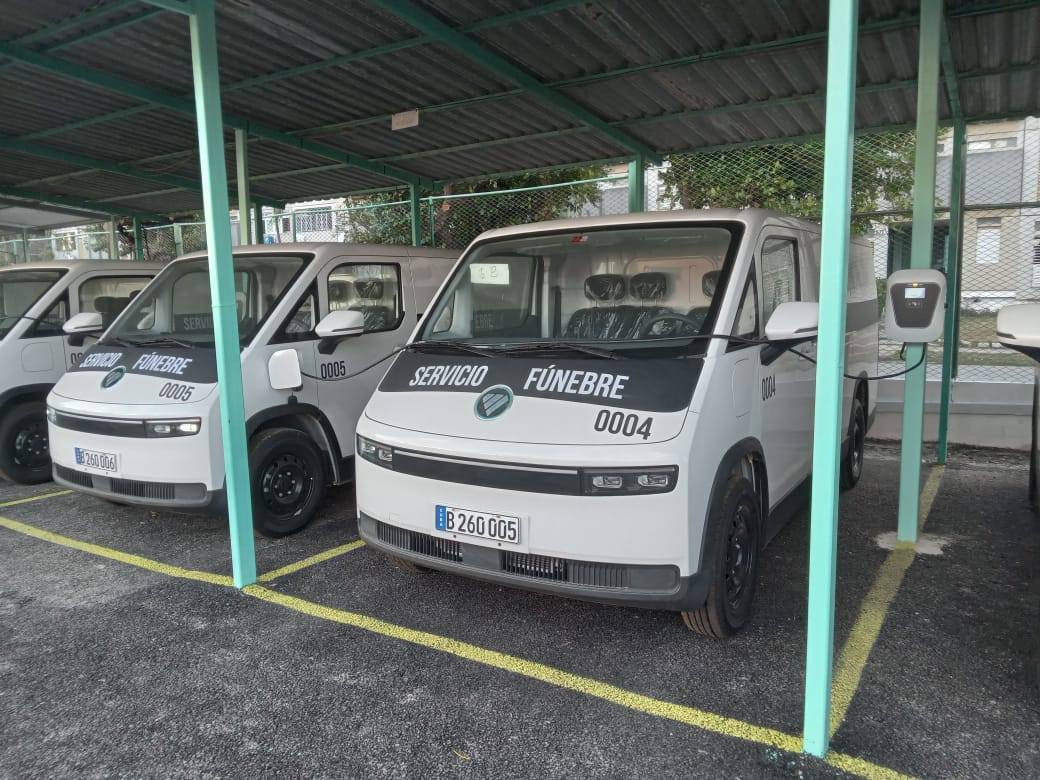 Hoy comienza a ofrecer servicios el nuevo parque de 15 vehículos fúnebres,
