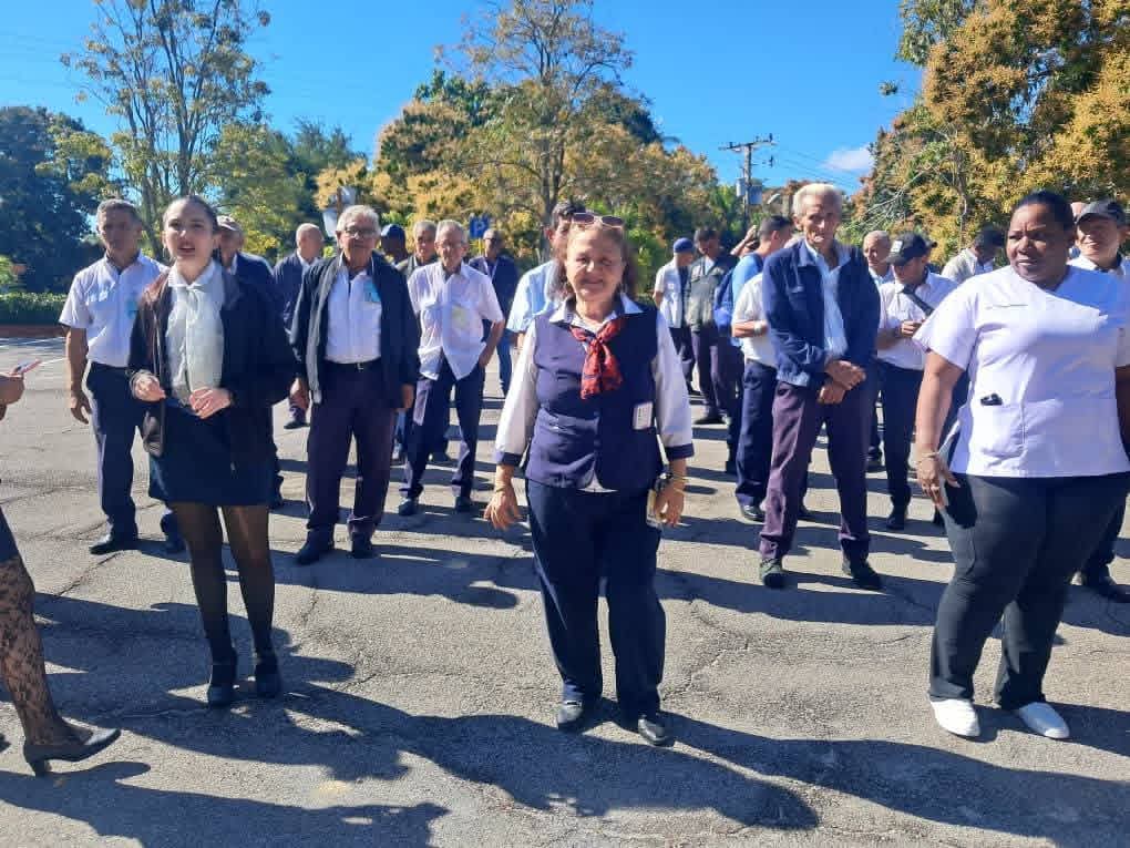 Un grupo de siete trabajadores de la Empresa Nacional de Servicios Aéreos de Sancti Spíritus acumula más de 57 años de experiencia