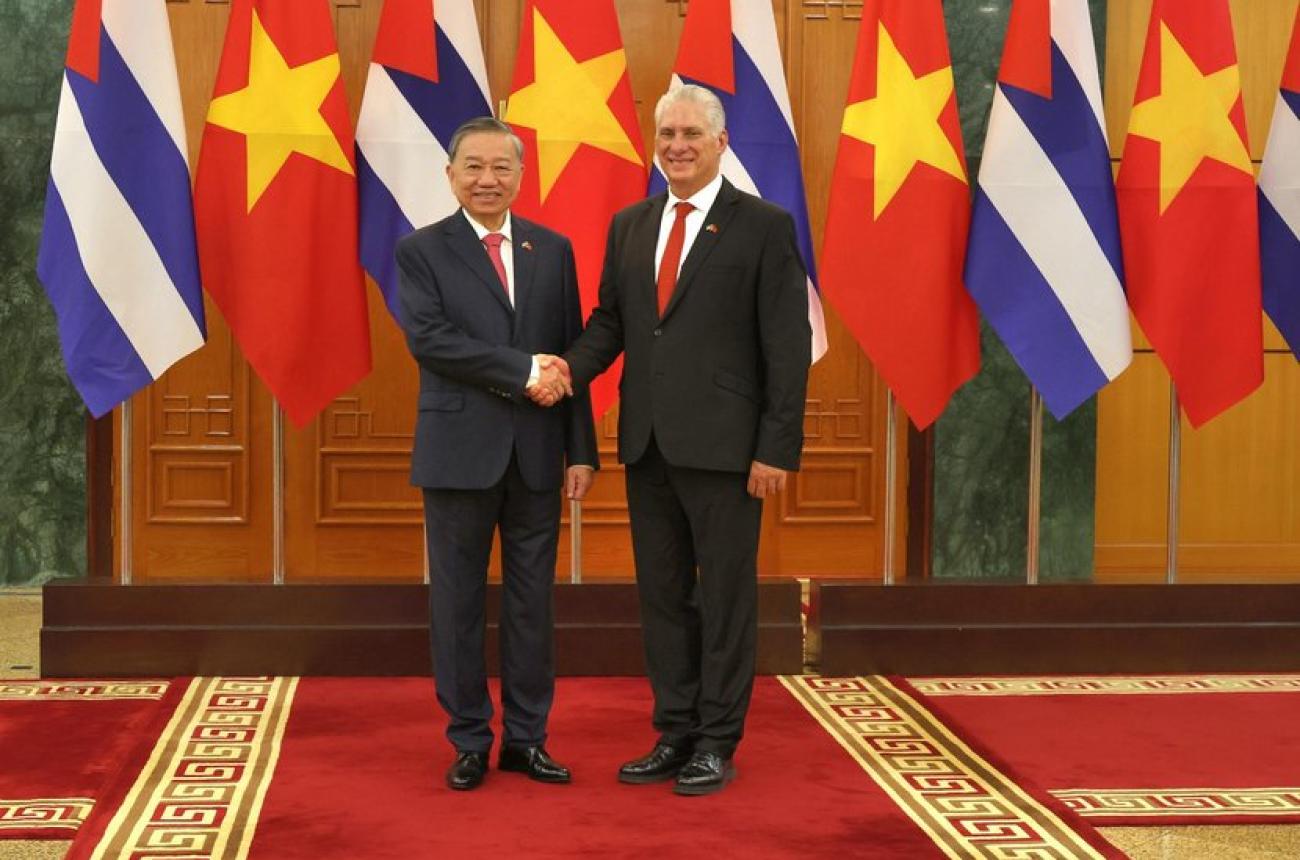 El Primer secretario y Presidente Miguel Díaz-Canel Bermúdez depositó ofrendas florales al Presidente Ho Chi Minh y al Héroe Nacional de Cuba, José Martí; 